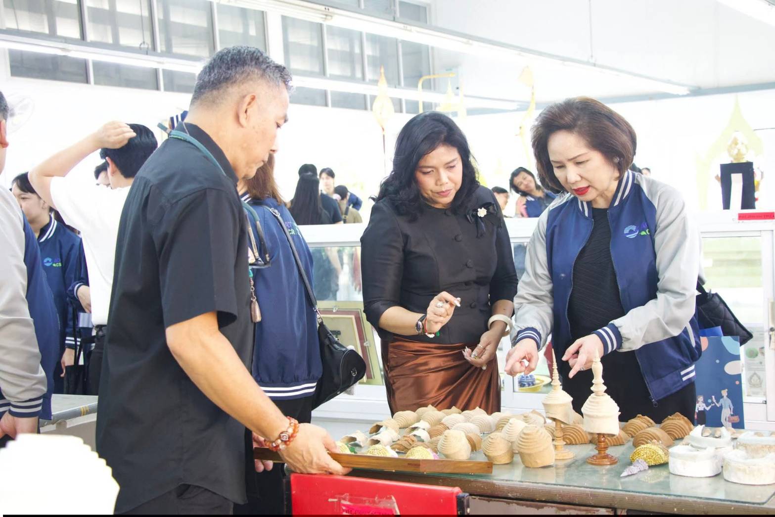 title - ผอ.ศพส. ให้การต้อนรับ ผอก.สกอญ. พร้อมด้วย คณะผู้เข้าร่วมสัมมนาเชิงปฏิบัติการฯ เข้าเยี่ยมชมแผนกฝึกอบรม และพื้นที่ภายในศูนย์ส่งเสริมและพัฒนาอาชีพเสริมนอกภาคการเกษตร